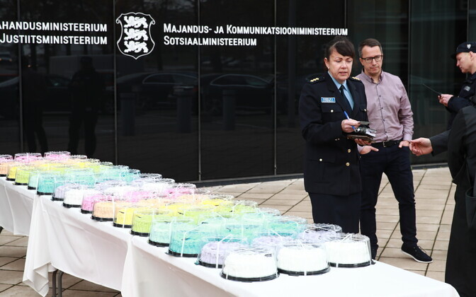 Sada torti Jüri Ratasele ja tema valitsusele ühendministeeriumi ees