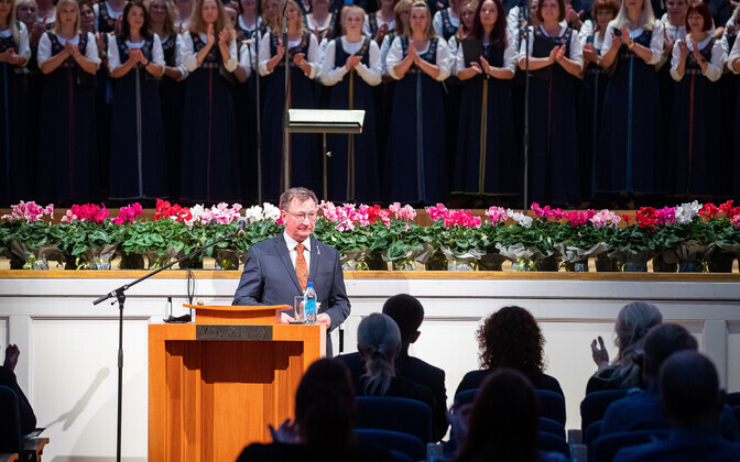 Tallinnas Estonia kontserdisaalis toimunud isadepäeva kontserdil kuulutati välja tänavuseks aasta isaks Arvo Tuvikene.