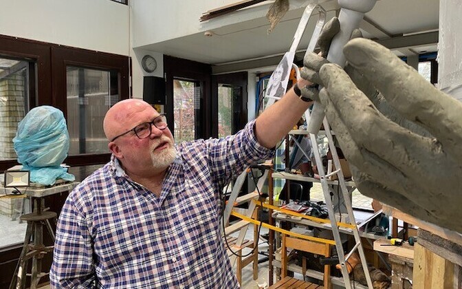 Skulptor Mati Karmin oma koduateljees. Reedel tegid visiidi Karmini juurde Jaak Joala monumendi tellijad mittetulundusühingust Meie Viljandi.