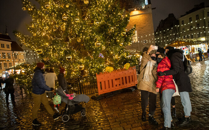 Raekoja jõulukuusel süttisid tuled