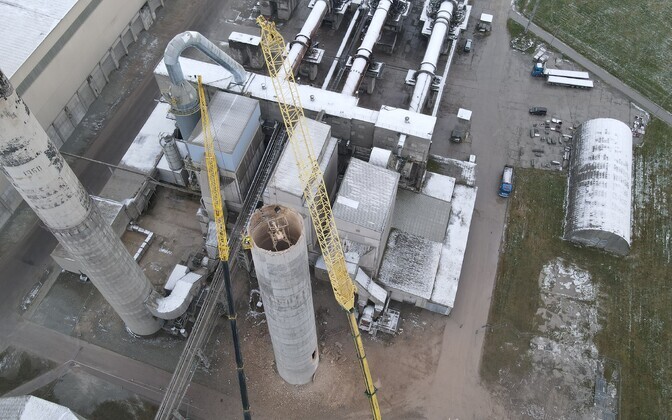 Kunda tsemenditehase korstna lammutamine.