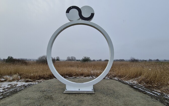 A statue of the letter Ö has been placed by the roadside on Saaremaa to note the differences in the isanders' dialect.
