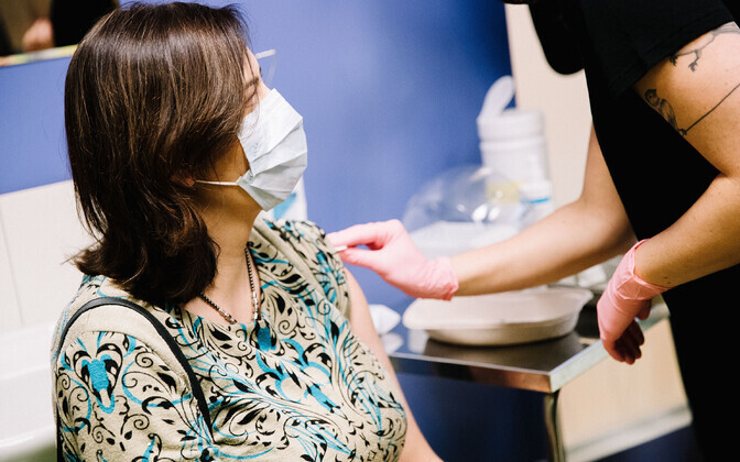 Perearst Karmen Joller saamas vaktsiini