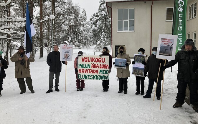 Risti tuulepargi vastane meeleavaldus Palivere koolimaja ees