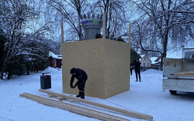 Viljandi Linnahooldus alustas Jaak Joala ausamba katmist.