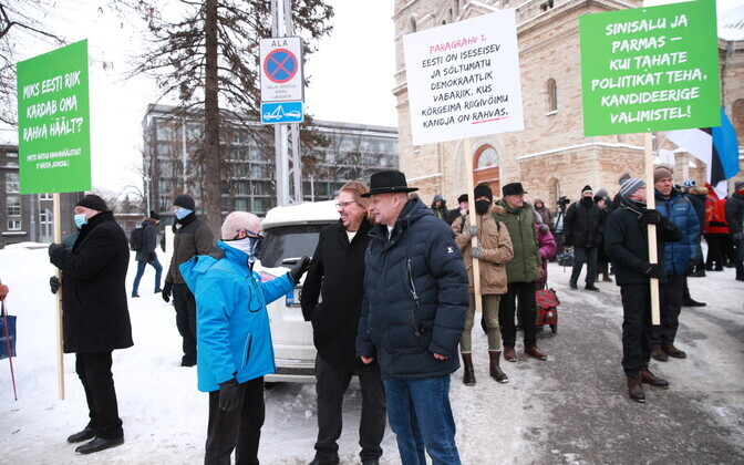 SAPTK-i pikett Toompuiesteel kapo maja vastas Kaabuga Kalle Grünthal, sinise jopega Paul Puustusmaa.