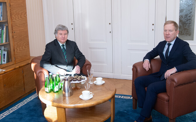 Посол РФ в Эстонии Александр Петров и председатель комиссии по иностранным делам Рийгикогу Марко Михкельсон.