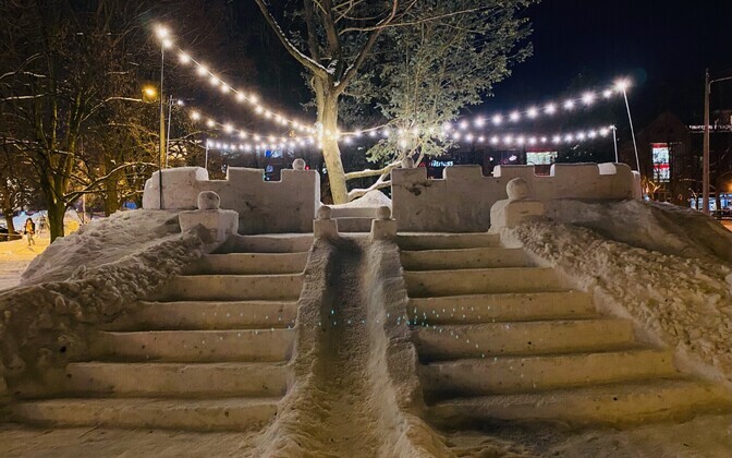 Tartu's snow city being constructed.