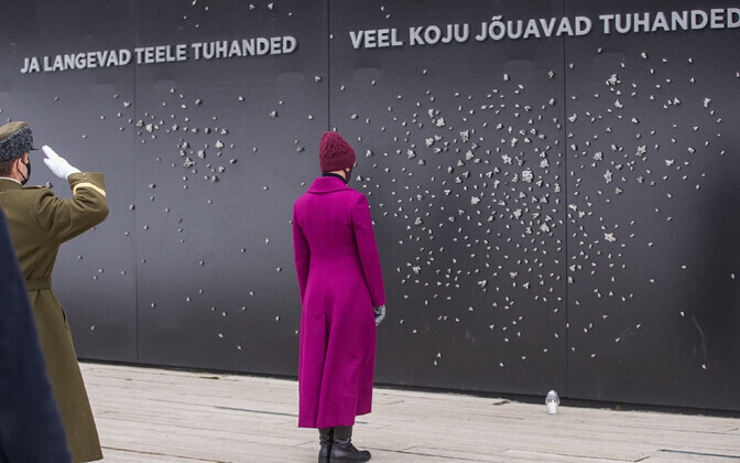 President Kersti Kaljulaid süütas vabariigi aastapäeva eel küünla kommunismiohvrite memoriaalis