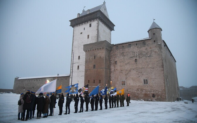 Pidulik lipuheiskamise tseremoonia vabariigi aastapäeva hommikul Narvas.