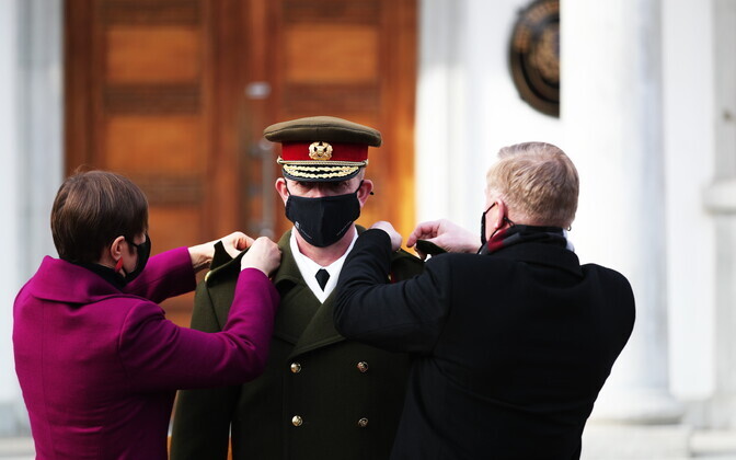 President Kersti Kaljulaid andis Martin Heremile kindralleitnandi auastme.