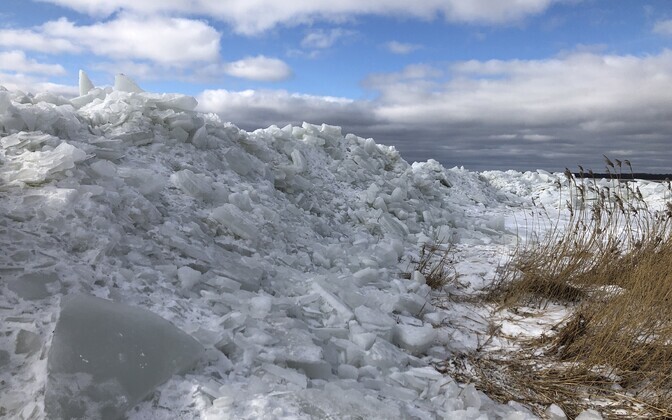 Piles of sea ice have formed in Kiideva in Lääne County.
