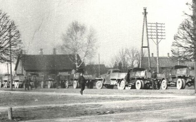 Küüditamiseks kasutatud autod Türil 25. märtsil 1949. aastal.