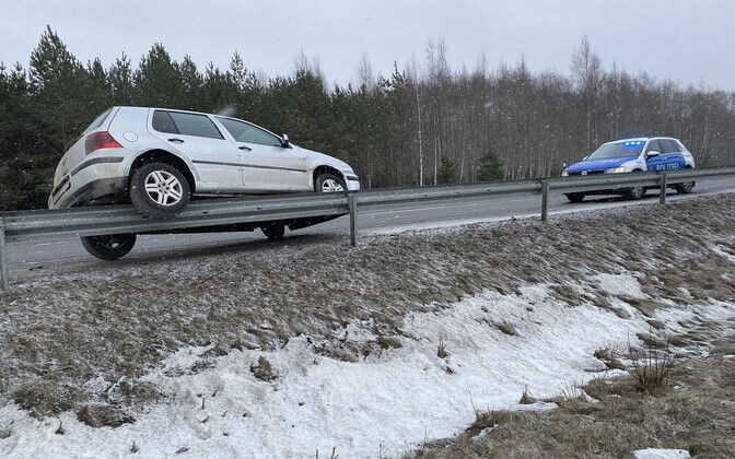 Unusual, but thankfully minor road accident on the highway between Türi and Paide during Saturday's bad weather.