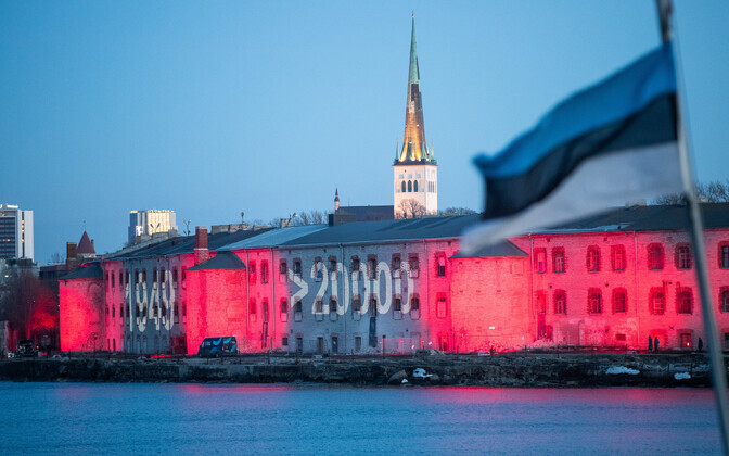 Patarei vangla värvus kommunismiohvrite mälestamiseks punaseks.