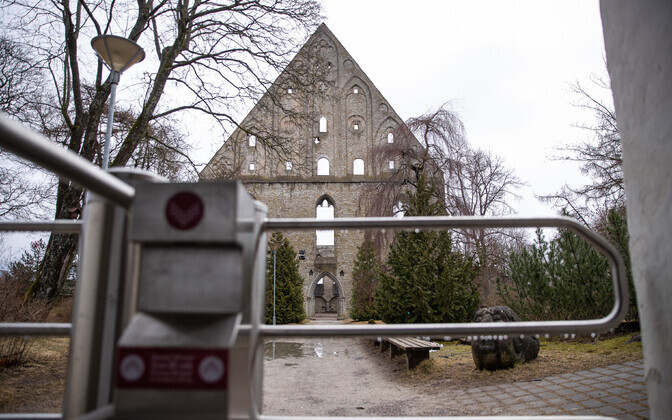 На территорию Пиритаского монастыря теперь можно попасть через автоматические ворота. Плата за вход составляет два евро.