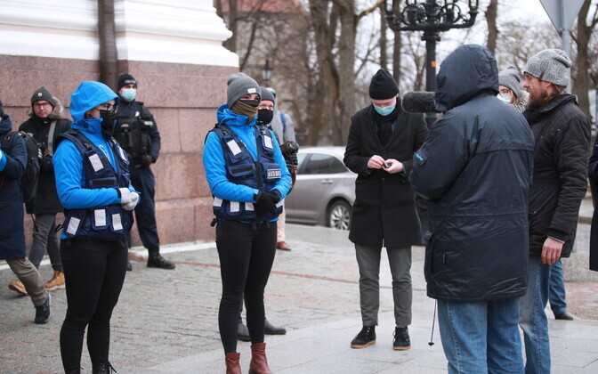 Politsei ja terviseamet Toompeal meeleavaldajaid hajutamas