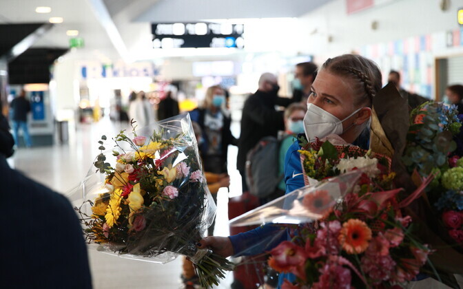 Epp M;äe touches down at Tallinn Airport.