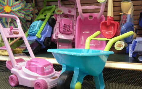 Bratus tegi kindlaks, et tema treenitud sõnavektorite mudelid sisaldavad levinud soolisi stereotüüpe.