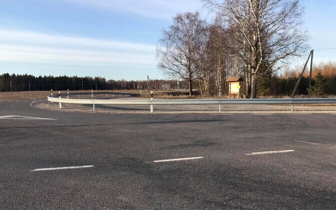 Kauksi ristmiku põrkepiire, praegu peavad inimesed ronima kaardi juurde üle piirde. Vanasti oli seal bussipeatus.