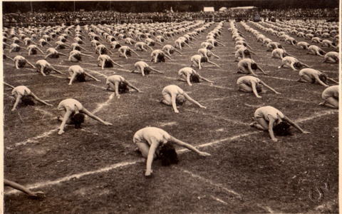 Naisvõimlejate esinemine 17. juunil 1934. aastal I Eesti Mängude võimlemispeol.88