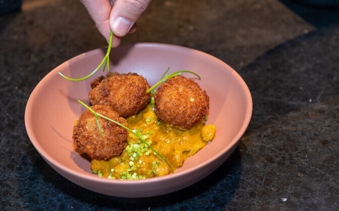 krõbedad risotopallid külmiku karriga.