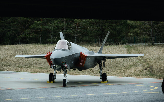 Italian Air Force personnel and their Lockheed Martin Lightning IIs at Ämari.