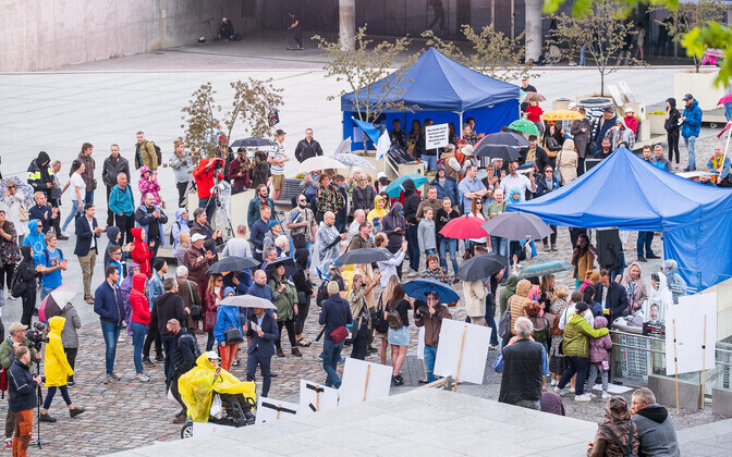 Anti-lockdown demonstration in Vabaduse väljak.