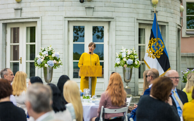 President Kersti Kaljulaid ja õiguskantsler Ülle Madise tunnustasid roosiaias 