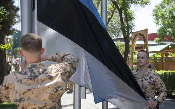 Eesti lipu langetamine Afganistanis Resolute Support missiooni peakorteris.