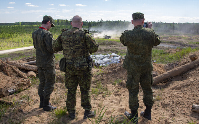 Weapons inspectors from the Russian Federation getting an overview of Exercise Spring Storm.