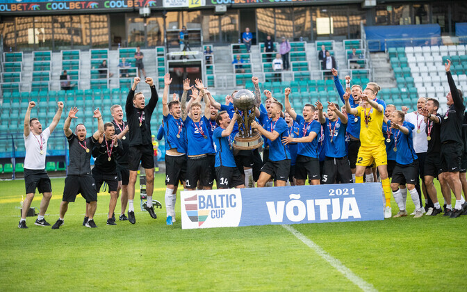 The Estonian men's football team lift the 2021 Baltic Cup