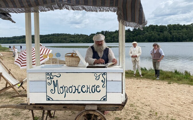 Viljandi järve ääres filmiti esmaspäeval uue komöödiafilmi “Kuulsuse narrid” avakaadreid, ühtlasi oli see filmi viimane võttepäev.