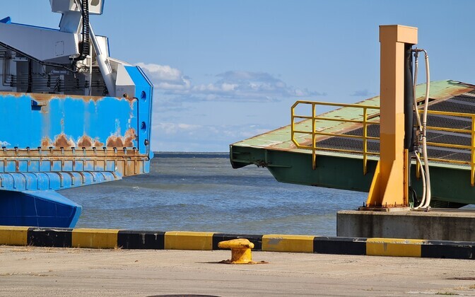 Паром Tõll повредил причал порта Куйвасту.