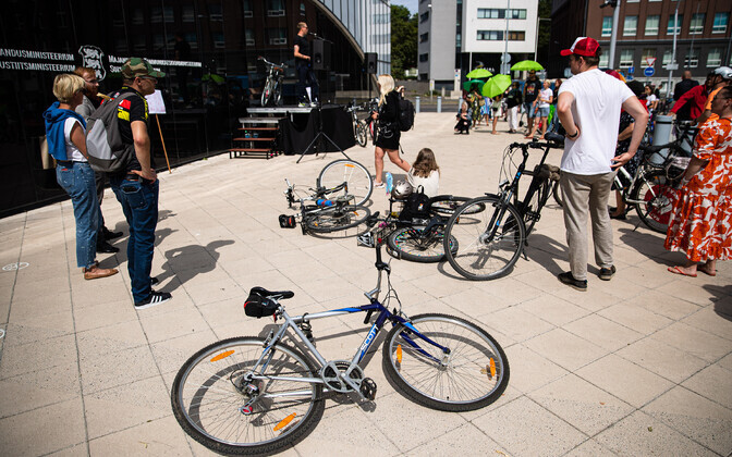 Cyclists protest against Elron's new bike ticket policy.