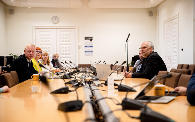 Карис встретился с фракцией Партии реформ.