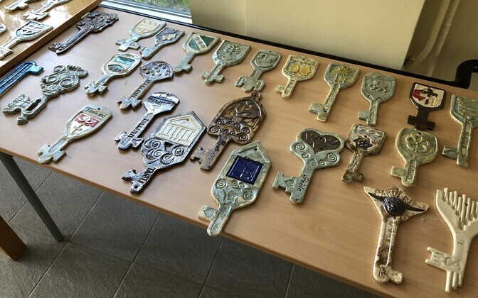 Haapsalus avati näitus suveniirvõtmetest