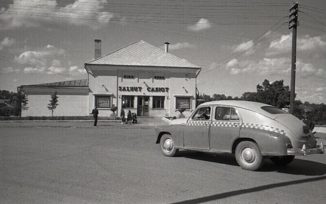 Kinosid ehitati peale sõda suure hooga juurde, aga filme oli nii vähe, et räägiti malokartinje’st ehk niinimetatud filmipõuast. Uus kino Saluut Valgas (1952).