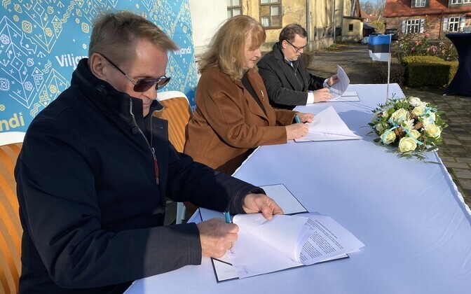 Jaak Aab, Helmen Kütt and Madis Timpson signing the Viljandi coalition deal Friday.