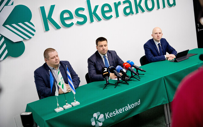 From left, Erki Savisaar, Jüri Ratas and Tõnis Mölder at Wednesday's press conference.