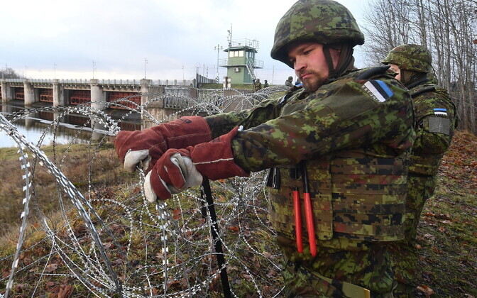 Exercise Okas 2021 in progress on the eastern border at Narva, where Prime MInister Kaja Kallas (Reform) and EDF commander Lt. Gen. Martin Herem were given an overview Saturday.