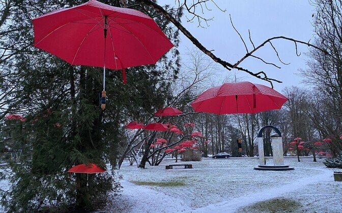 Betti Alverile pühendatud installatsioon Jõgeval.