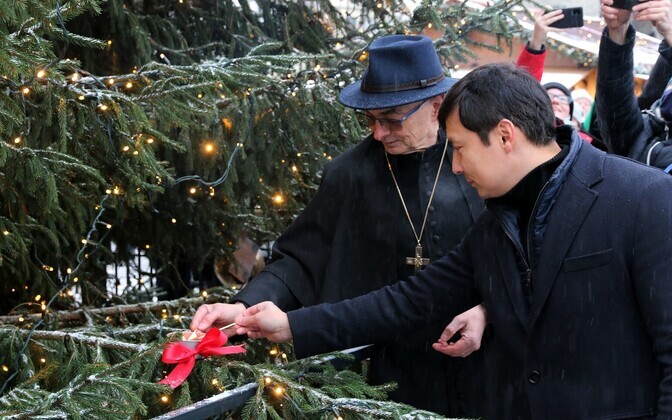 Esimese advendiküünla süütamine.