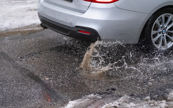 Выбоины на дорогах Таллинна.