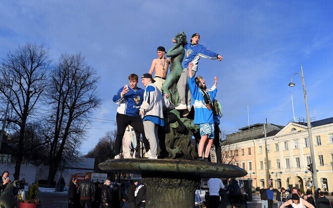 Soome hokikoondise olümpiakuld tõi Helsingis inimesed tänavatele
