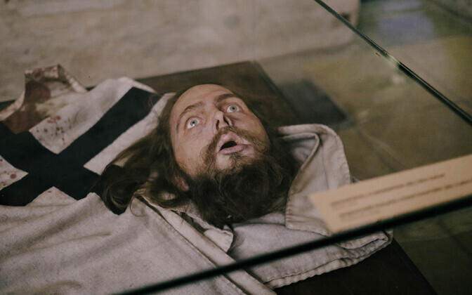 В Нарве открыли выставку костюмов из 