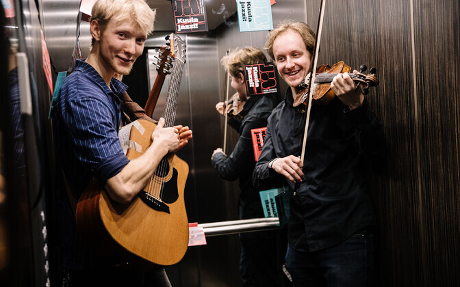 A pop-up jazz concert in the elevator at ERR's Radio Building in Tallinn. April 25, 2022.