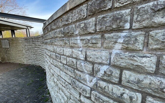 В Нарве неизвестные лица нанесли краской запрещенные символы Z и V.