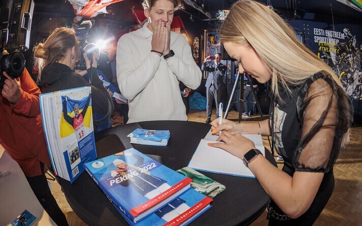 Kelly Sildaru autogramme jagamas.