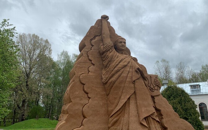 Песчаная статуя Владимира Зеленского в Тырва.